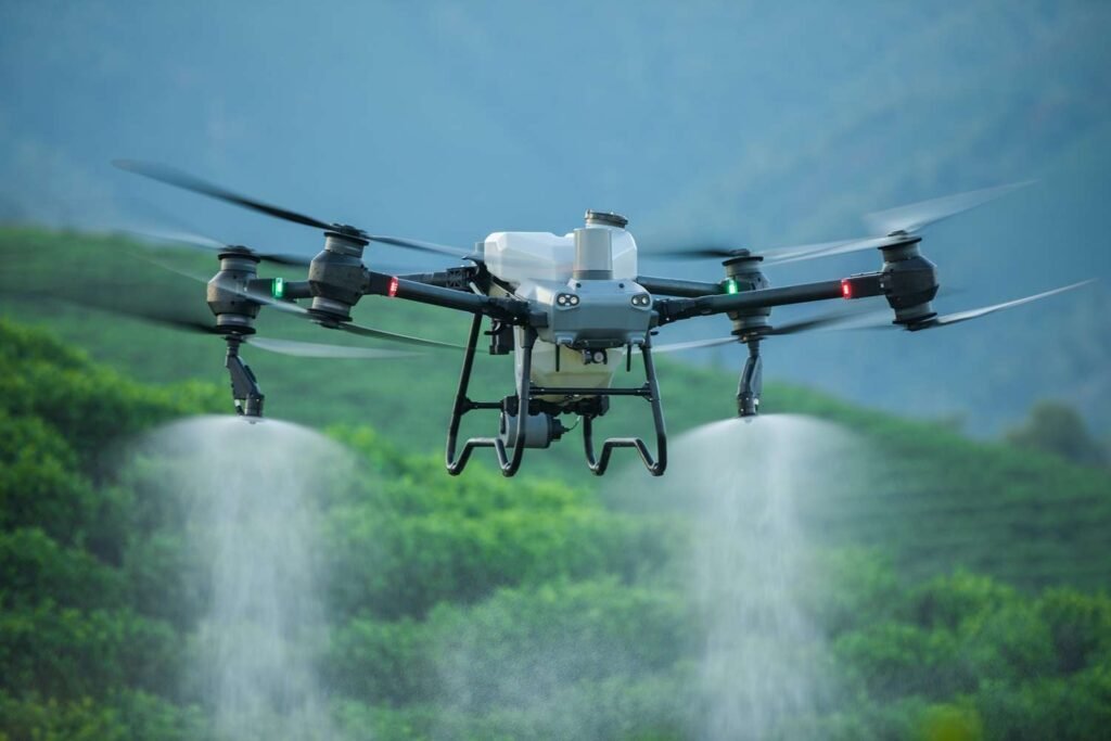 🥇 DJI Agras T50
O mais produtivo e rentável para grandes áreas
⚙️ Especificações operacionais
Tanque: 40–50 L
Vazão elevada (alto rendimento em UBV)
Radar ativo + visão binocular
Desvio automático de obstáculos
Sistema RTK centimétrico
Faixa de aplicação ampliada
📈 Capacidade operacional
Pode ultrapassar 80 ha/dia com logística eficiente (múltiplas baterias e abastecimento contínuo).
💰 Custo x benefício
Alto investimento inicial, porém com menor custo por hectare quando utilizado em prestação de serviços ou áreas extensivas.
👉 Ideal para:
Empresas de pulverização
Grandes produtores
Operações intensivas em soja, milho e algodão
Veredito: melhor ROI para quem busca escala.